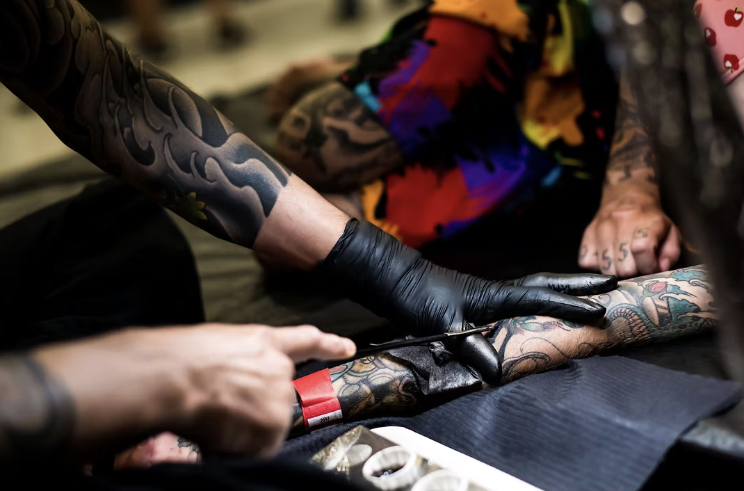 Hand-Tätowierungstechniken: Tradition und Präzision ohne Maschinen